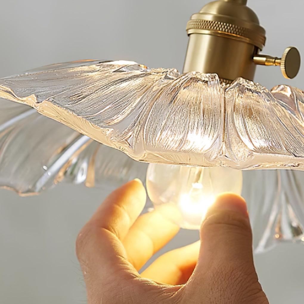 Aki – Eleganter Messing-Glas-Kronleuchter