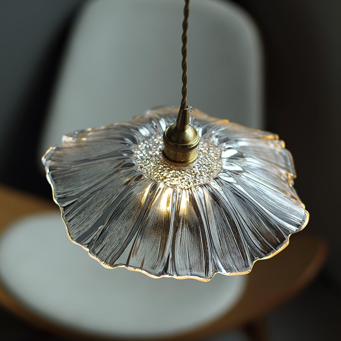 Aki – Eleganter Messing-Glas-Kronleuchter