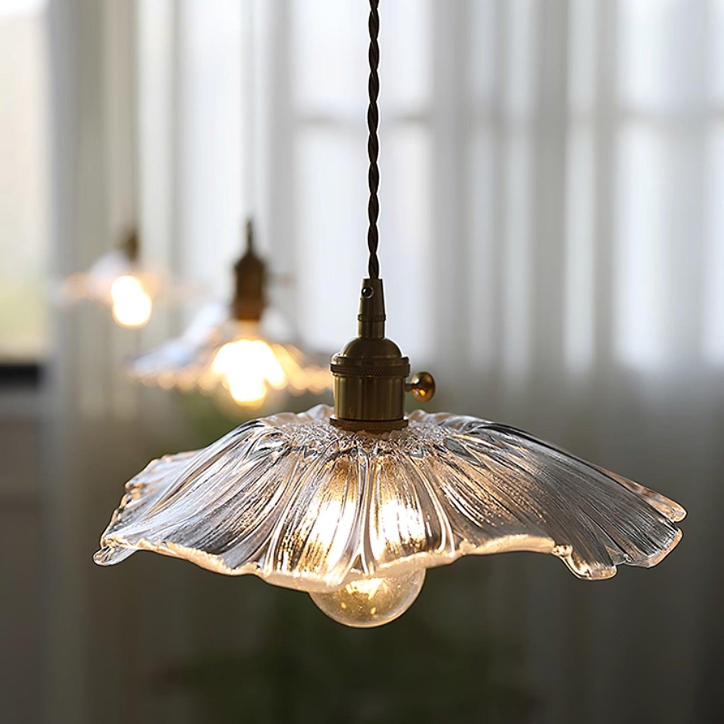 Aki – Eleganter Messing-Glas-Kronleuchter
