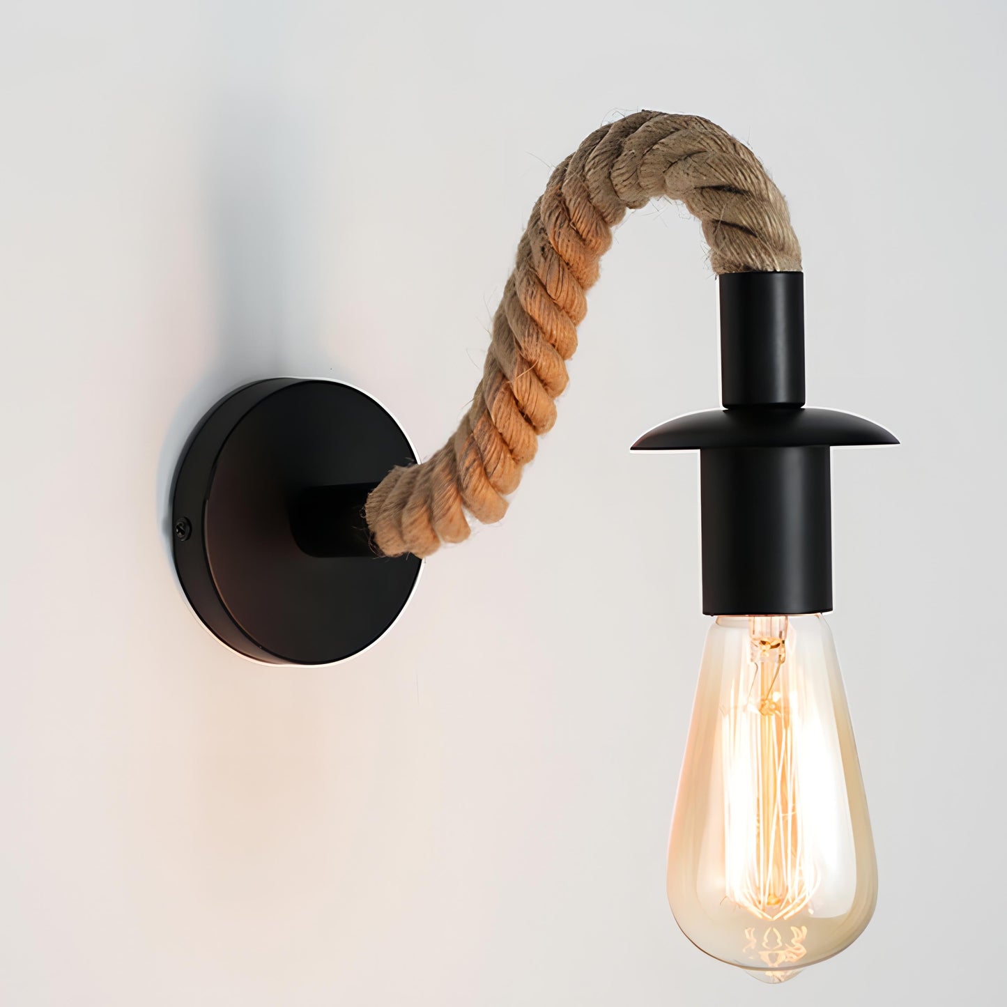 Riven – Retro Wandlampe aus Schmiedeeisen