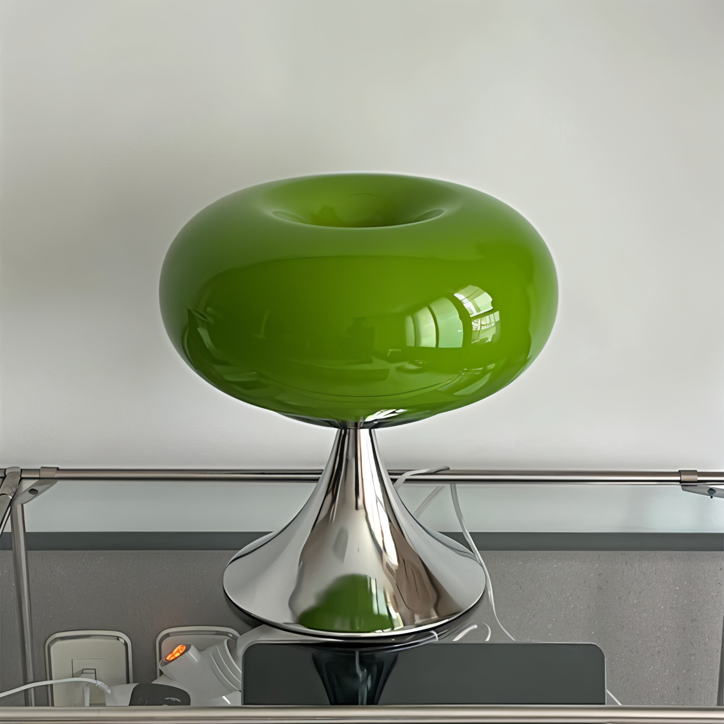 Ami – Kurvige Macaron Glas Tischlampe