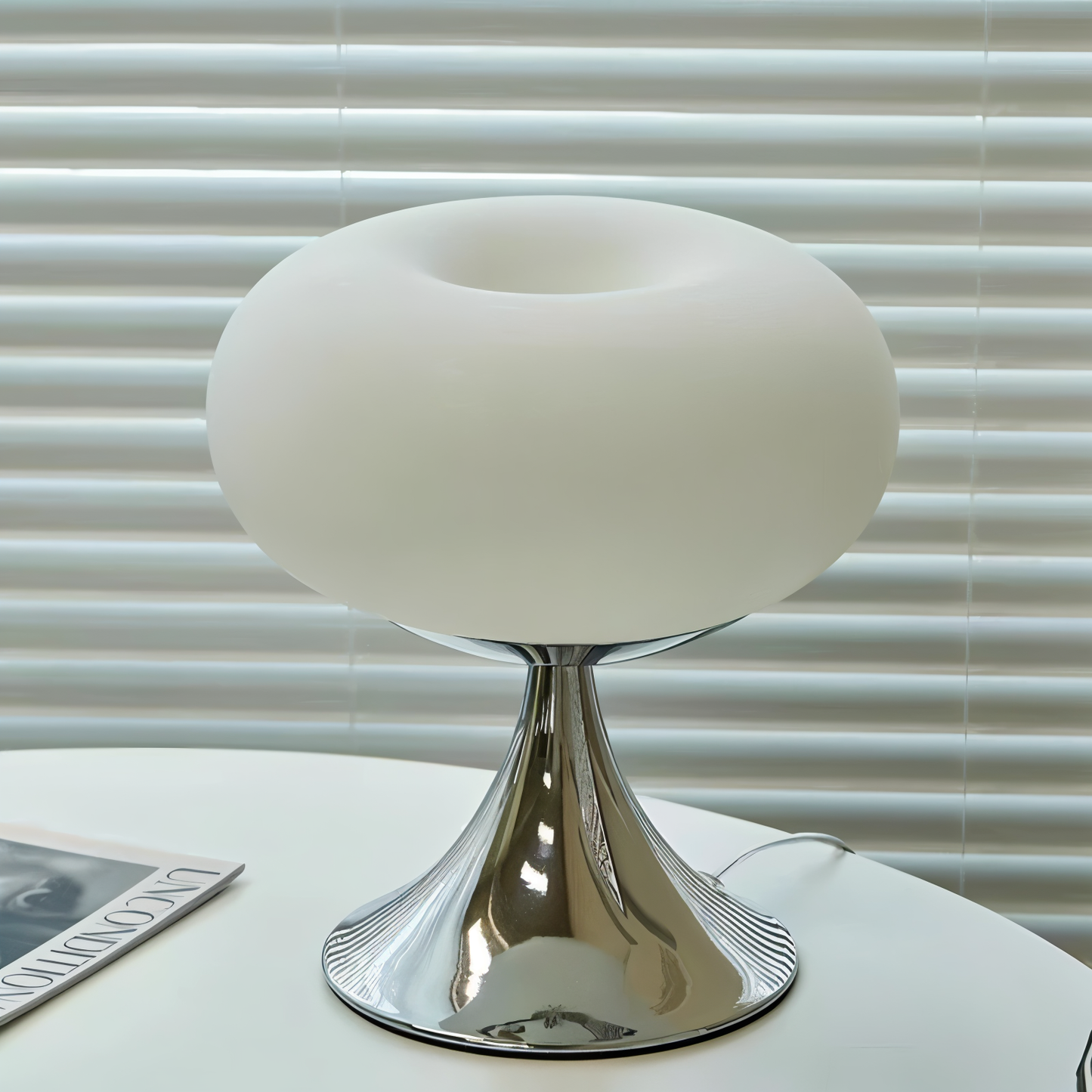 Ami – Kurvige Macaron Glas Tischlampe