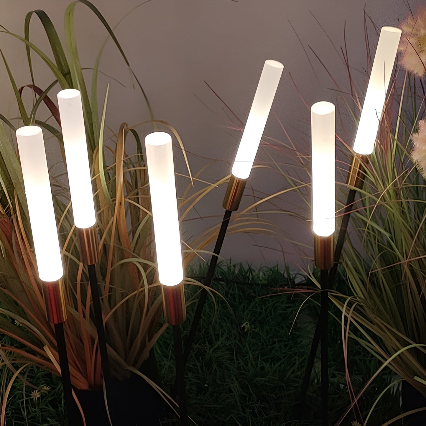 ReedGlow – Solarbetriebene LED-Gartenlampe
