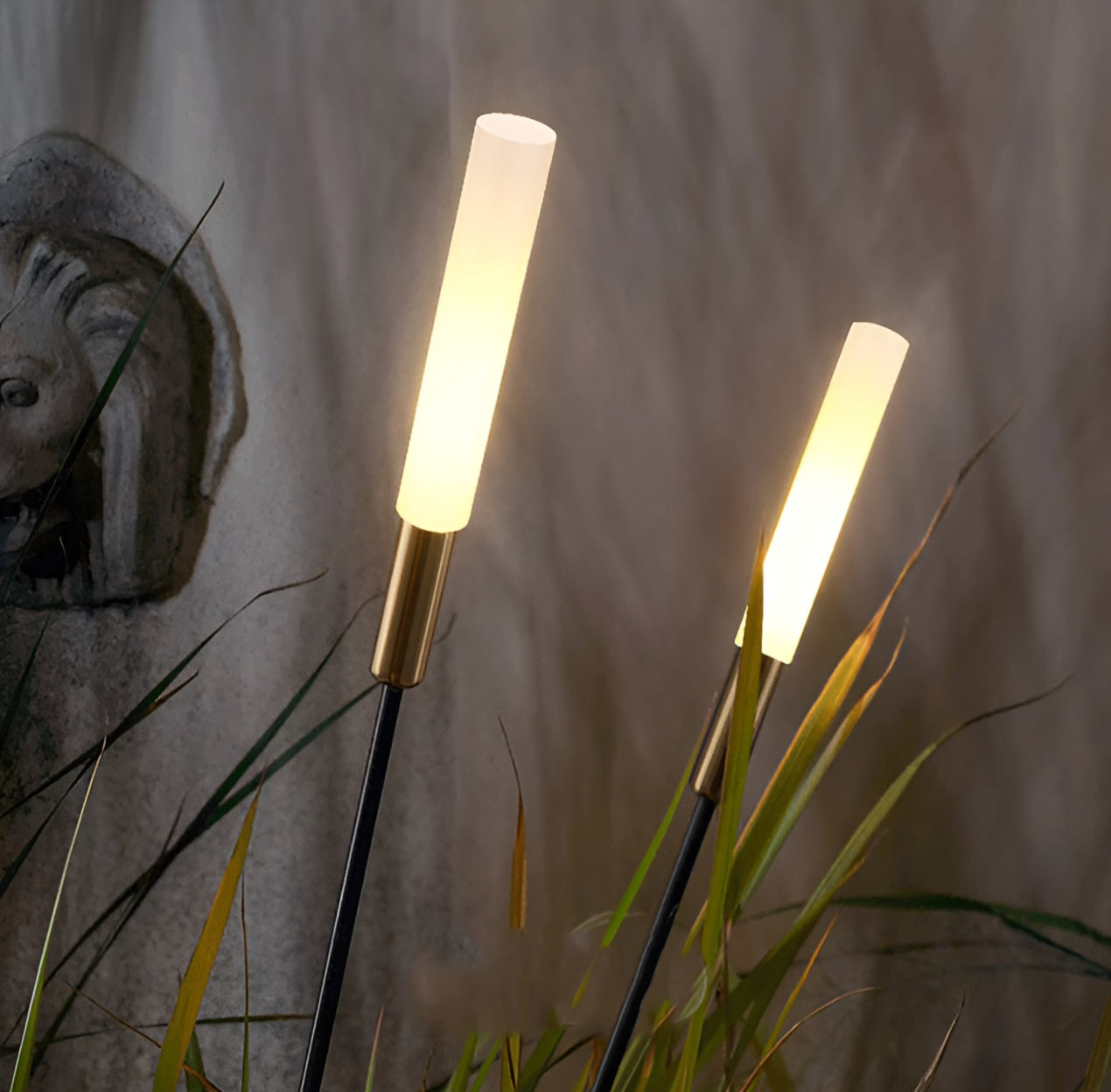 ReedGlow – Solarbetriebene LED-Gartenlampe