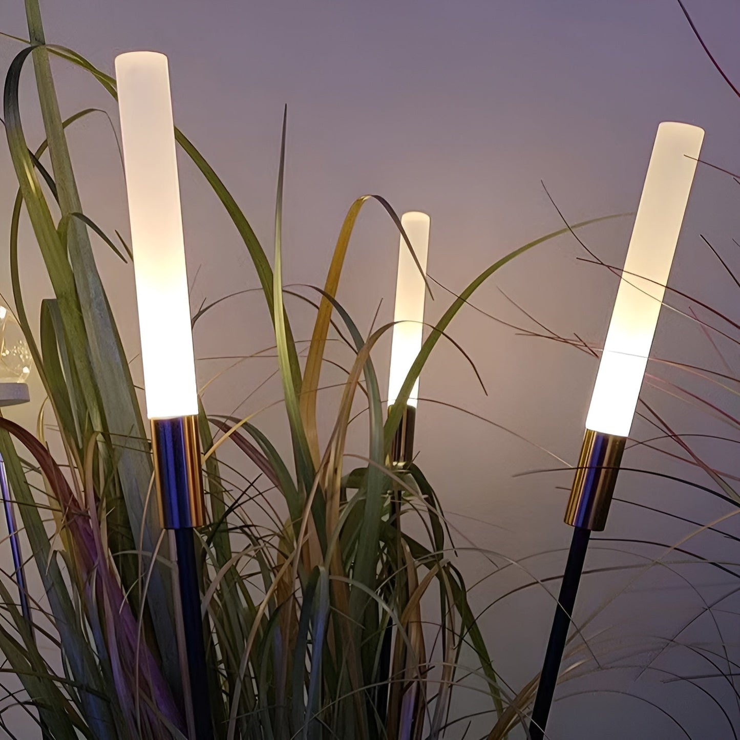ReedGlow – Solarbetriebene LED-Gartenlampe