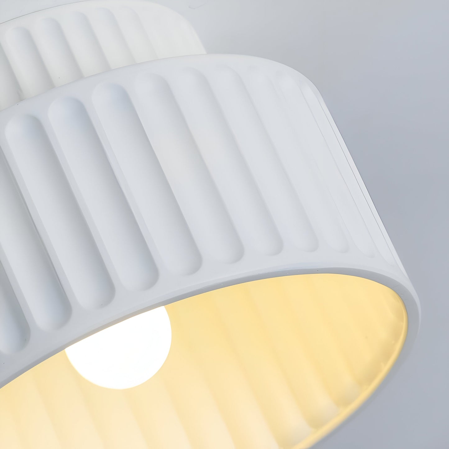 FrostCast Deckenlicht – Matte Harzleuchte mit stilvoller Riffelung