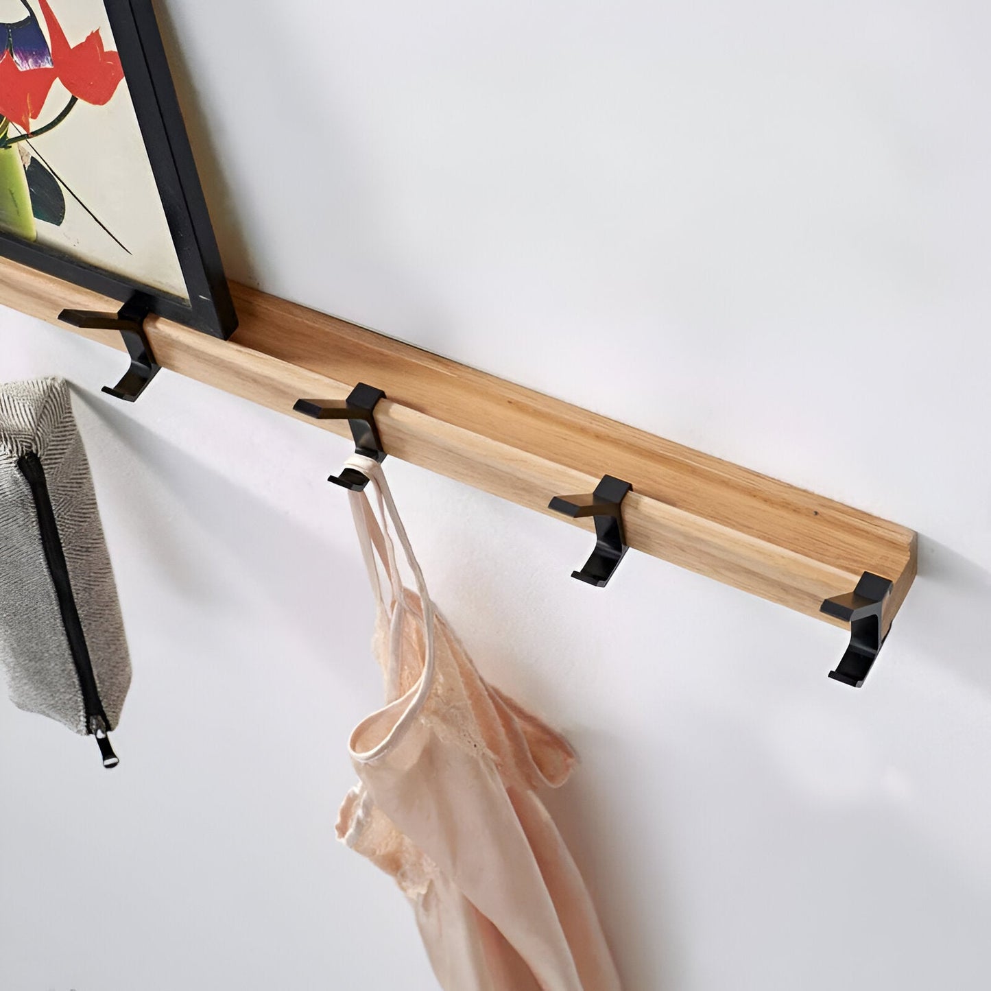 WallHooker – Wandgarderobe aus Holz mit Metallhaken im Industrial-Look