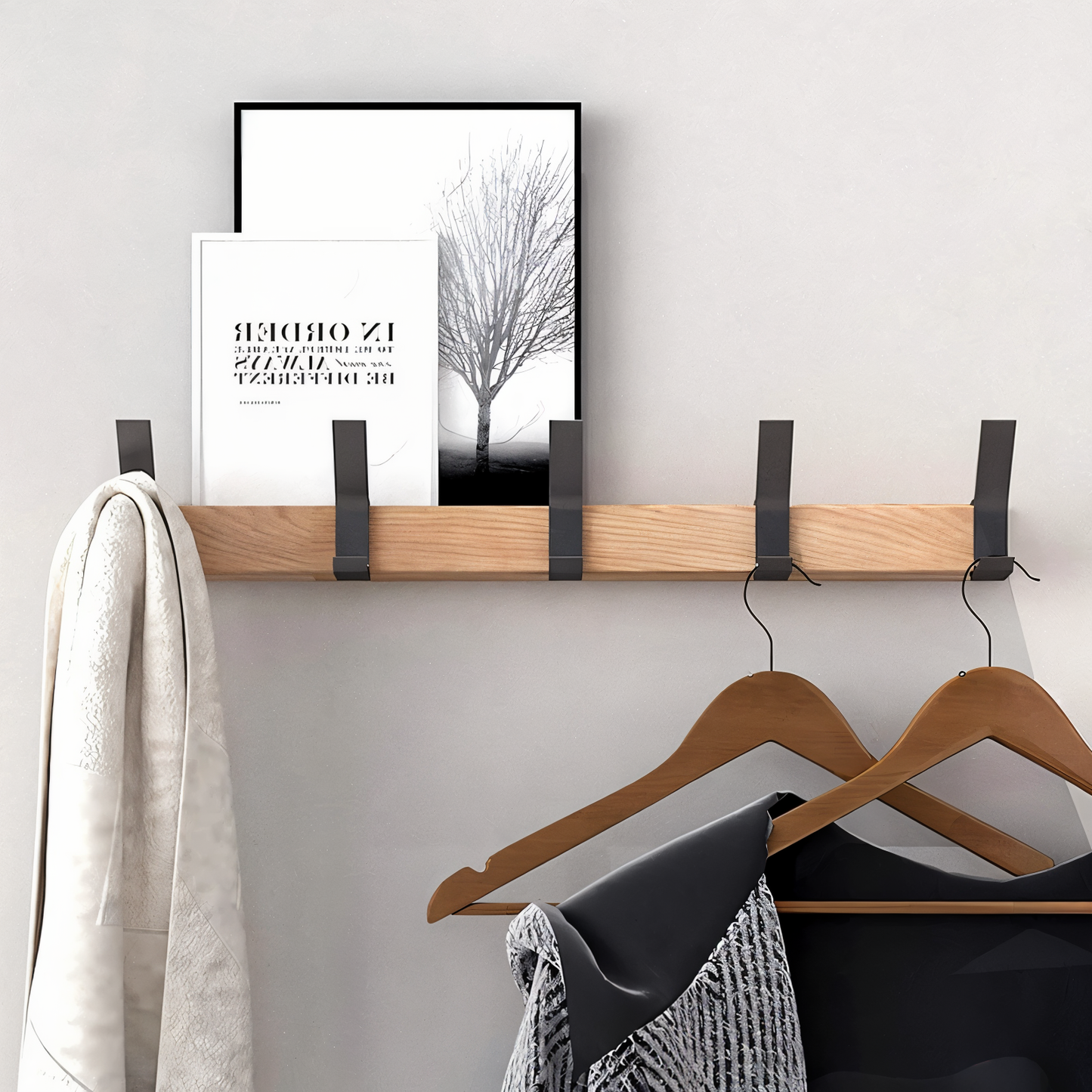 WallHooker – Wandgarderobe aus Holz mit Metallhaken im Industrial-Look