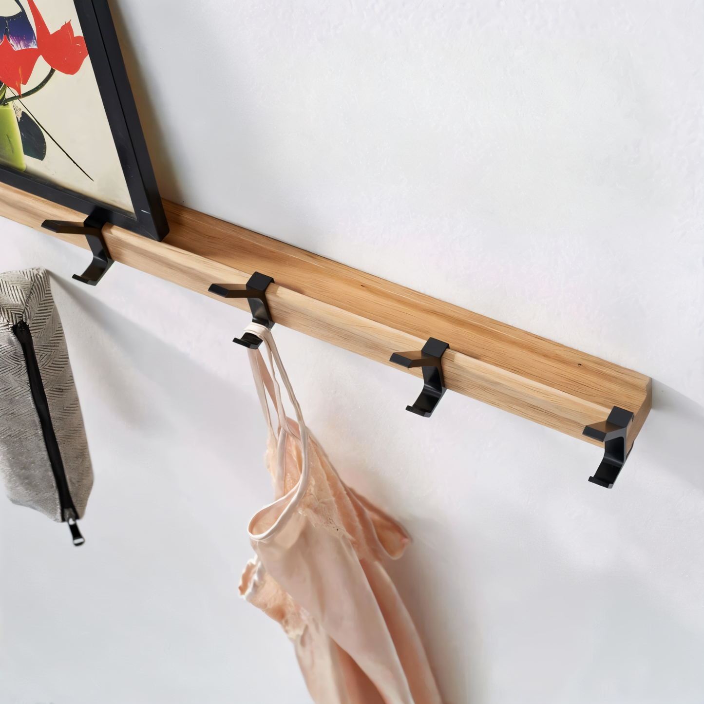 WallHooker – Wandgarderobe aus Holz mit Metallhaken im Industrial-Look