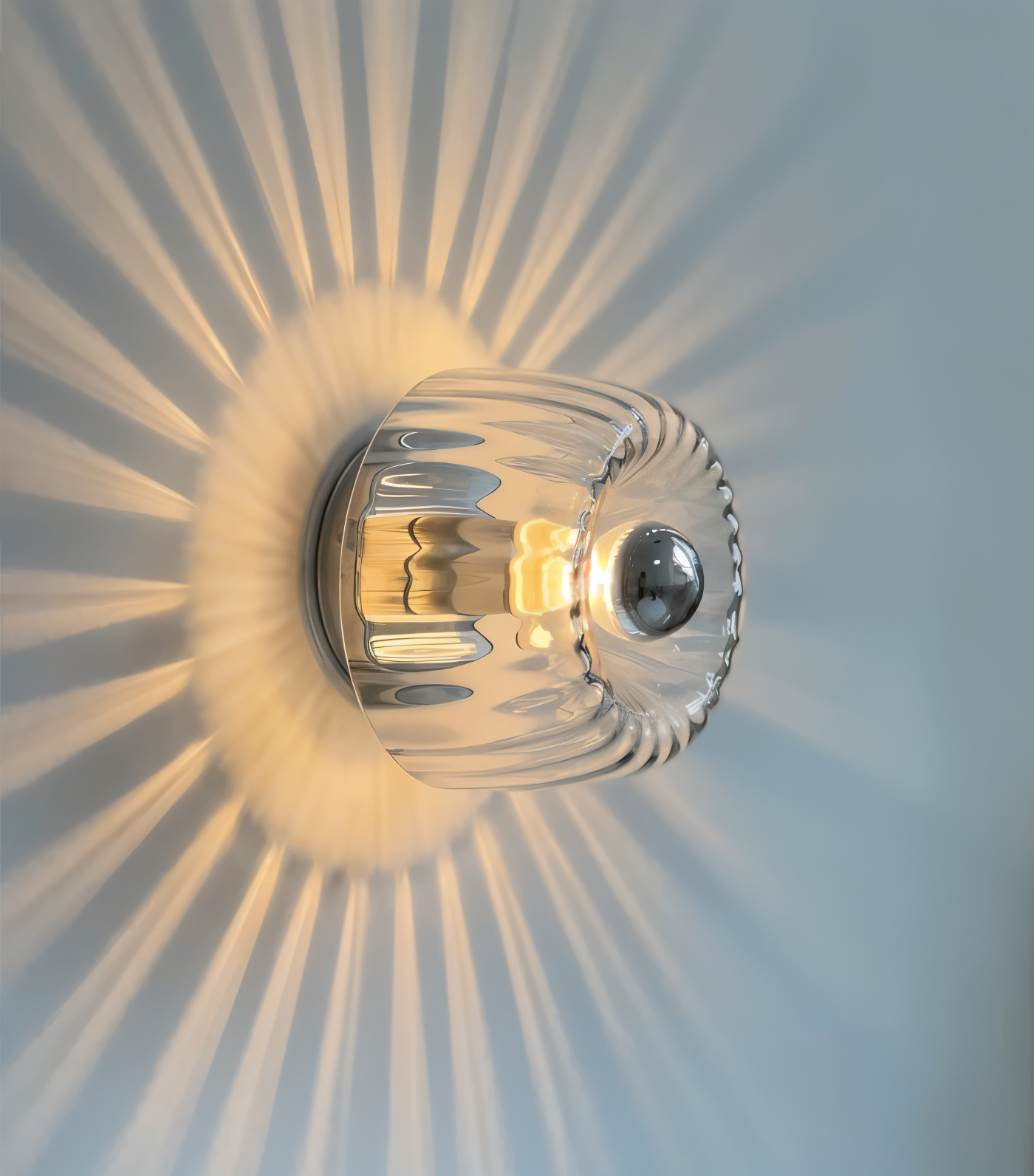 BauGlow Rib – Wandlampe im gerippten Bauhaus-Stil