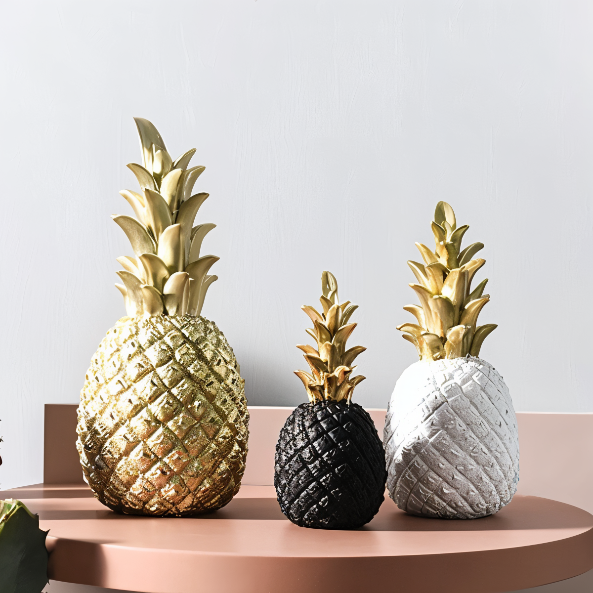 Phineas – Stilvolle Ananas-Dekoration aus Harz für sommerliche Wohnakzente