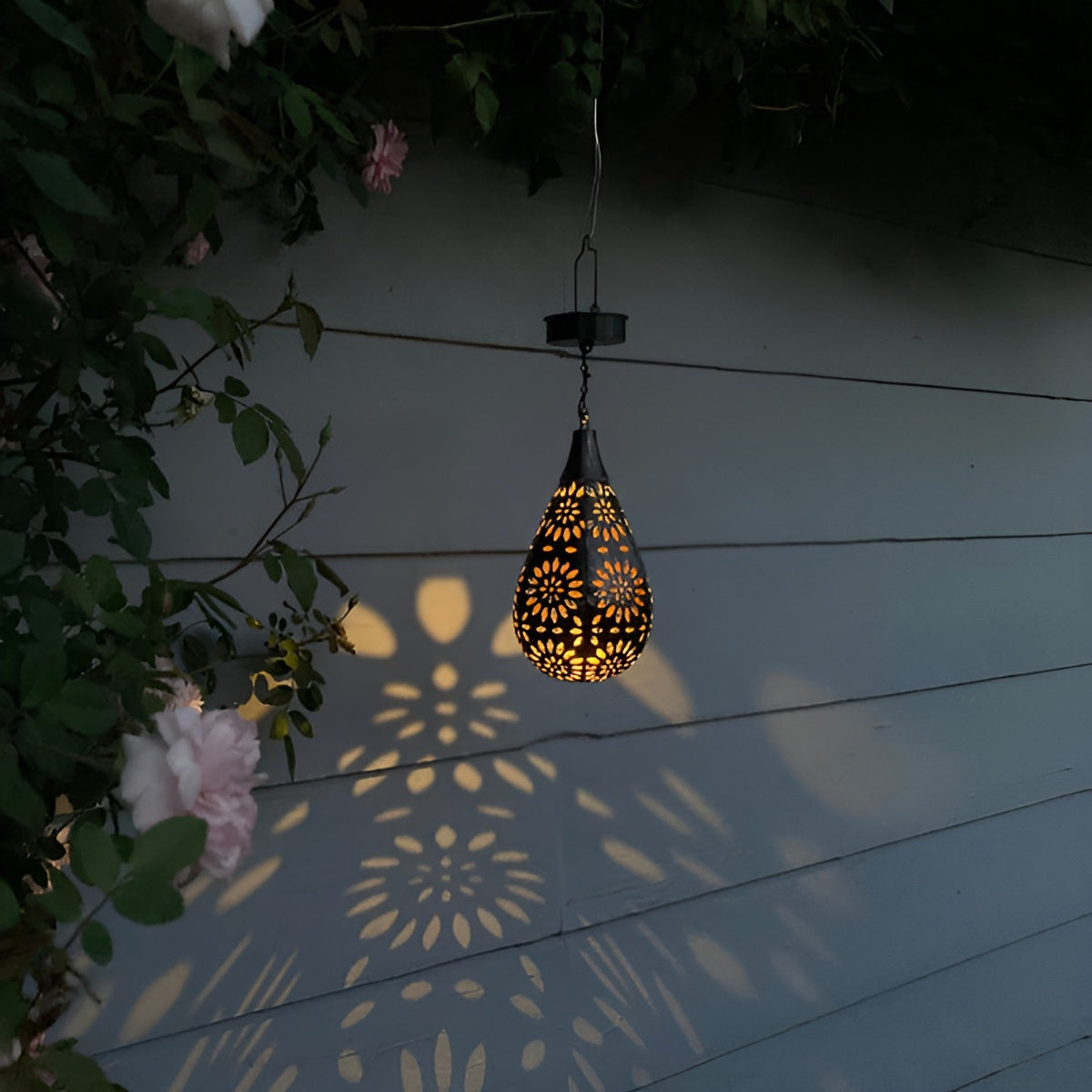 SunHalo Gartenleuchte – Solarbetriebenes Lichtspiel mit Hohlmuster