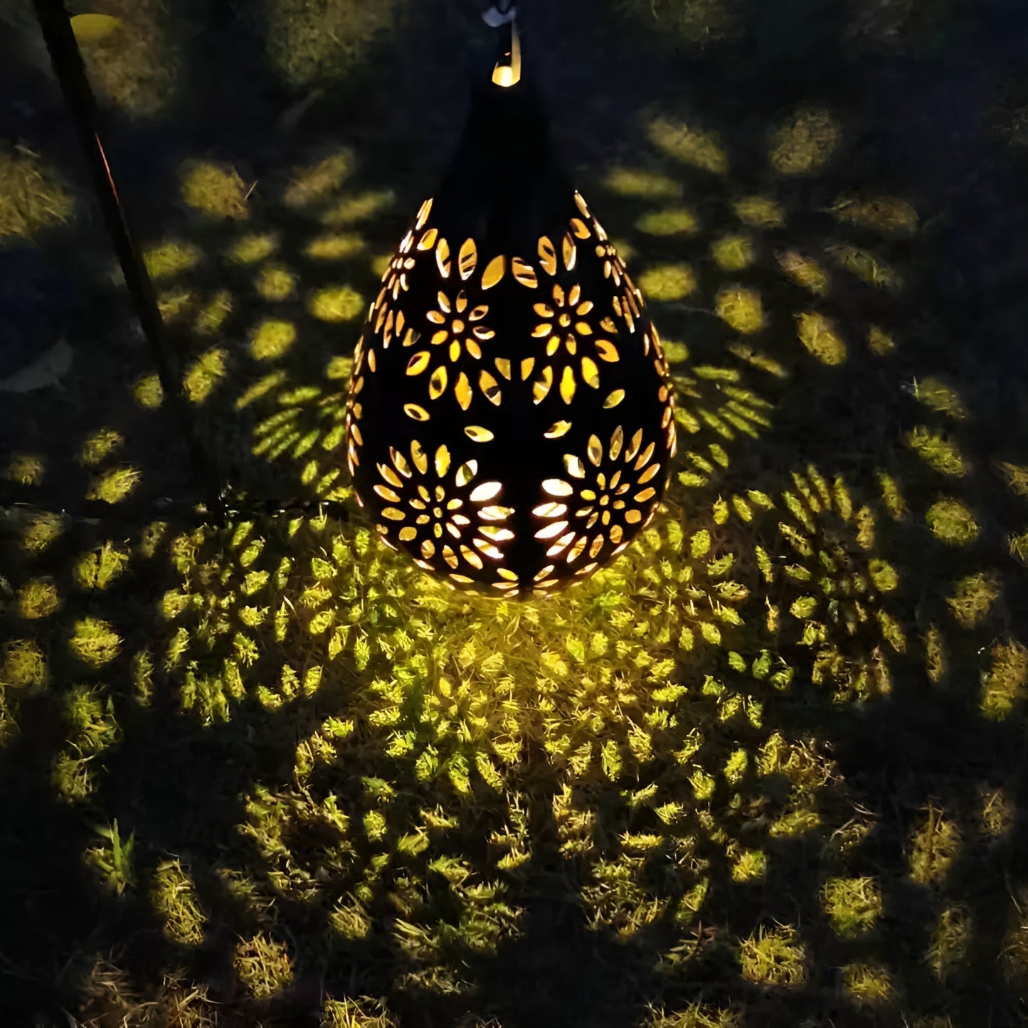 SunHalo Gartenleuchte – Solarbetriebenes Lichtspiel mit Hohlmuster
