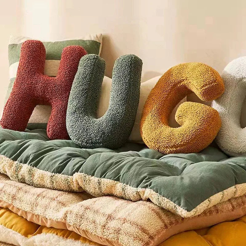 Ari – Weiche Letter-Kissen für Zuhause
