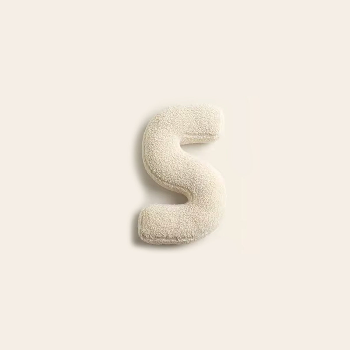 Ari – Weiche Letter-Kissen für Zuhause