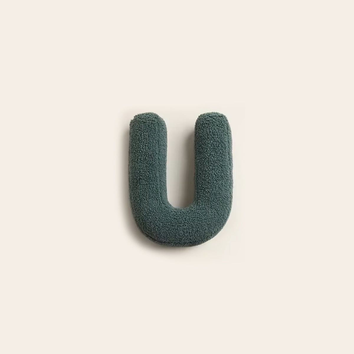 Ari – Weiche Letter-Kissen für Zuhause
