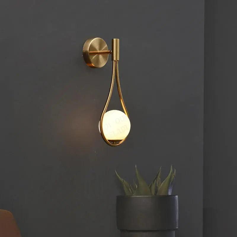 Sanna – Nordische Wandleuchte mit Goldenem Akzent