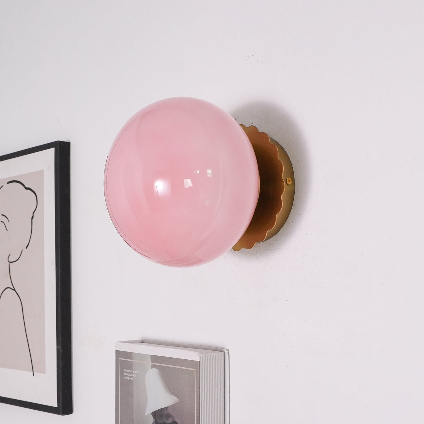 Lunaria – Wandleuchte mit rosafarbenem Glasdiffusor im modernen Design