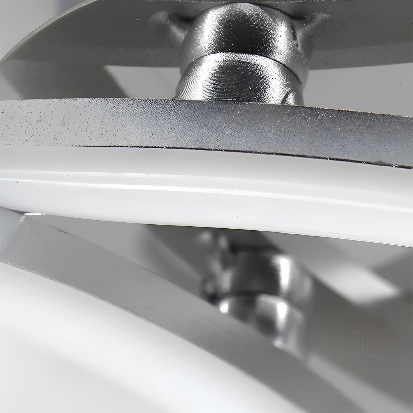 Karina – Nordic Trident Arc LED Deckenleuchte