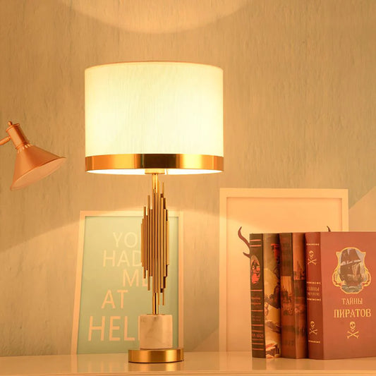 Elvyn – Moderne Dimm­bare Nachttischlampe