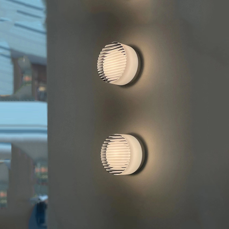 Inga – Nordische Wandleuchte mit Strukturglas