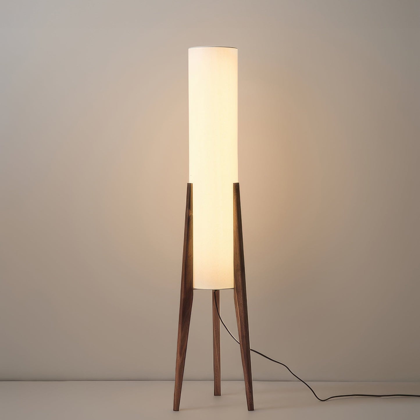 WoodGleam – Standlampe aus edlem Walnussholz mit Struktur