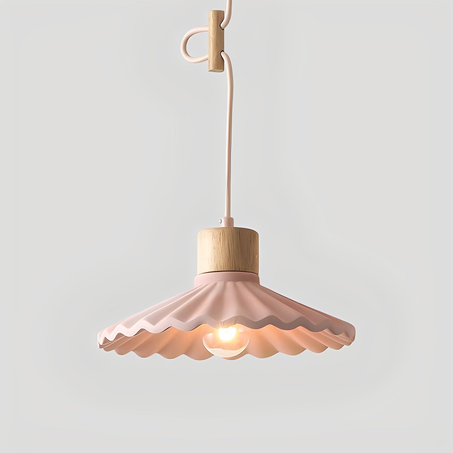 Alina – Moderner Resin-Holz-Kronleuchter