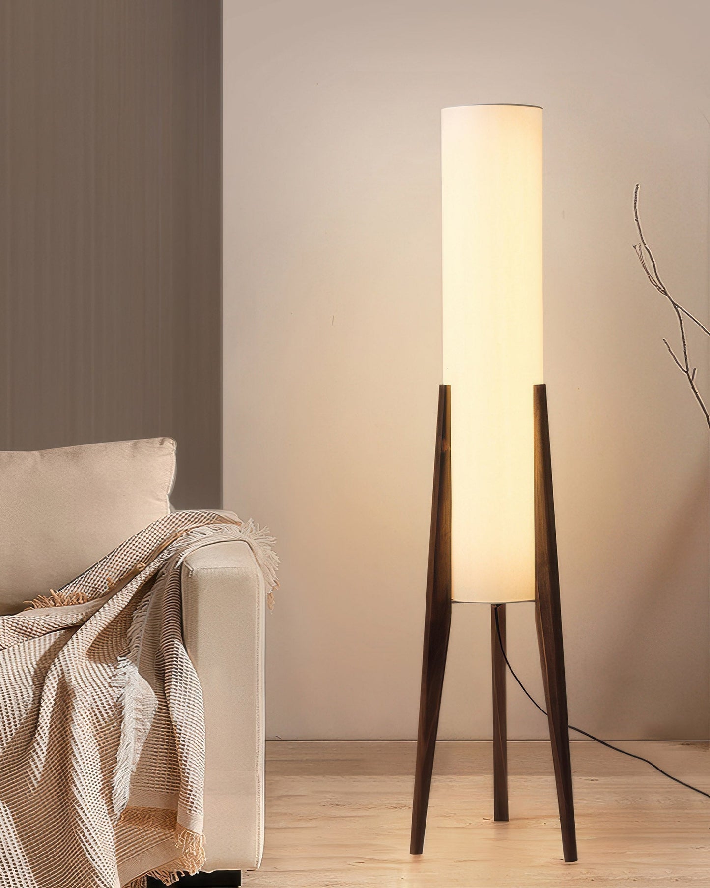 WoodGleam – Standlampe aus edlem Walnussholz mit Struktur