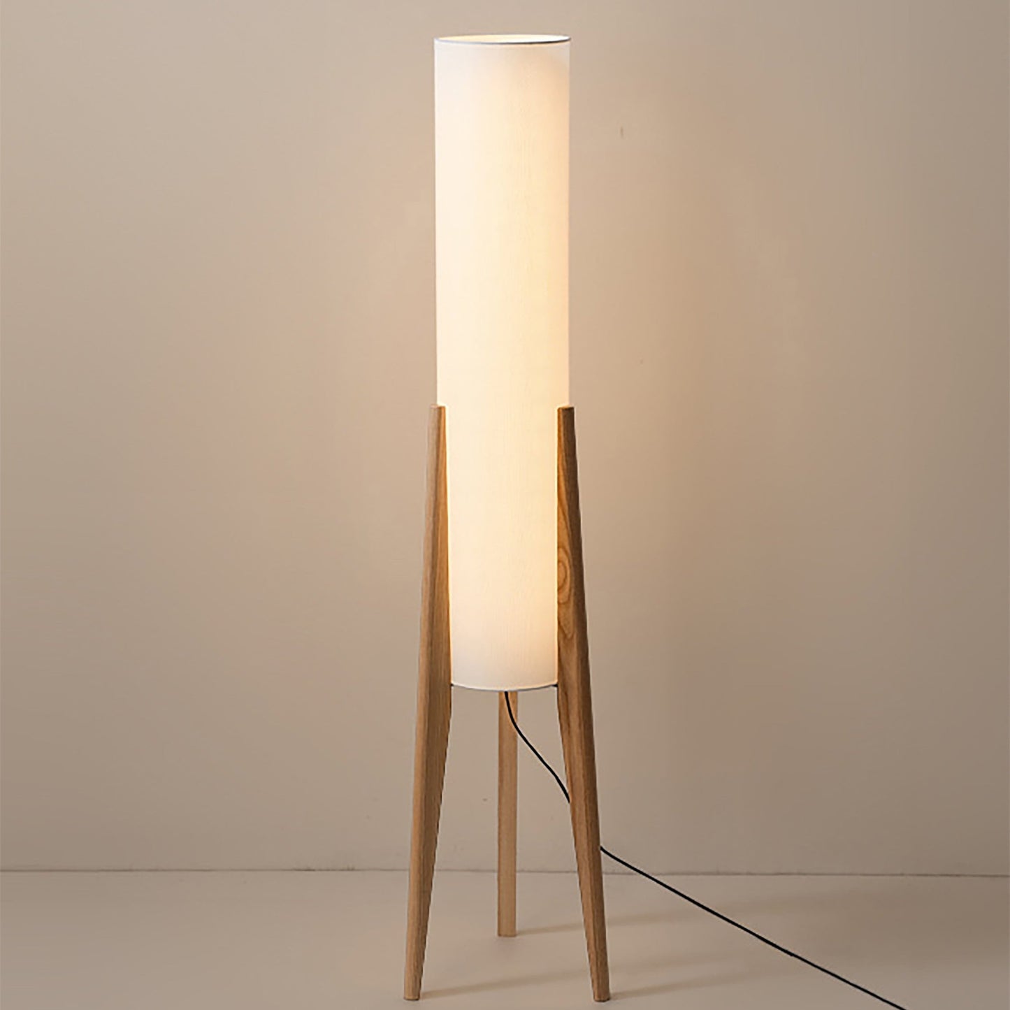 WoodGleam – Standlampe aus edlem Walnussholz mit Struktur