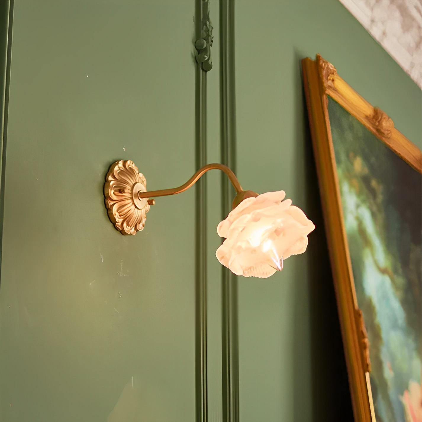 Flora – Wandlampe im Vintage-Stil mit Blüten-Glas und Kupferoptik