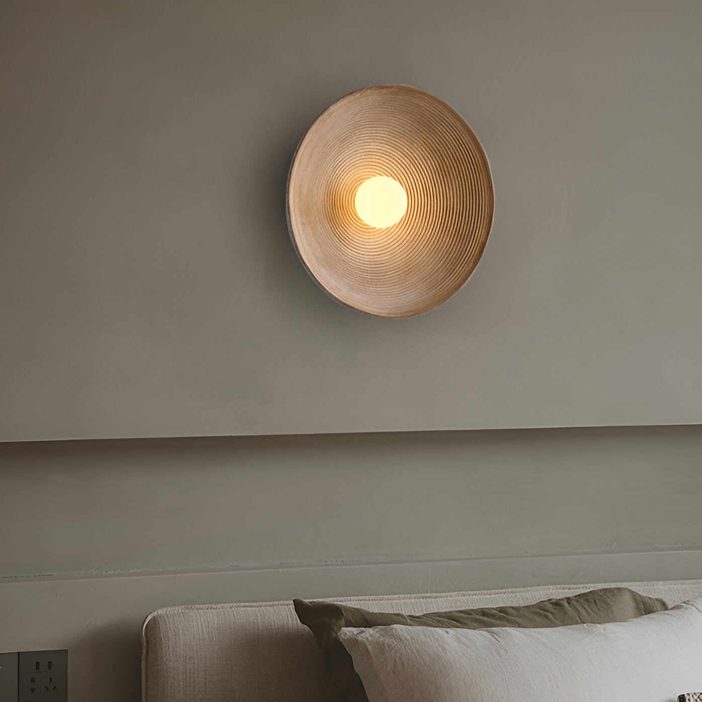 Haru – Dekorative Nachttisch-Wandlampe