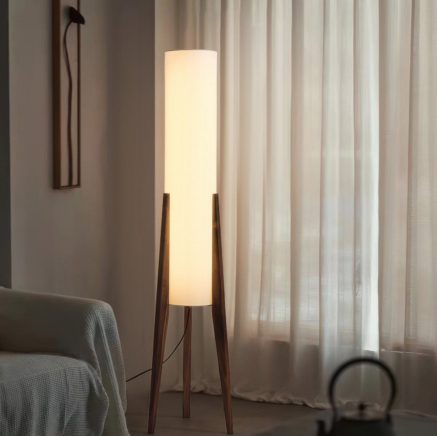WoodGleam – Standlampe aus edlem Walnussholz mit Struktur