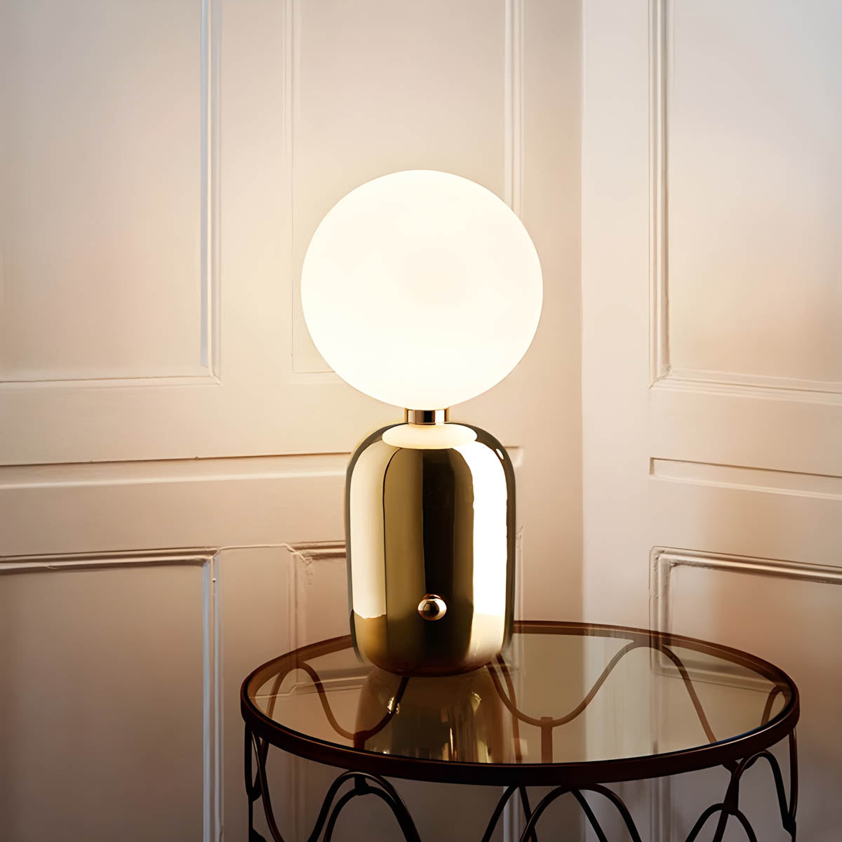 Svala – Postmoderne nordische Nachttischlampe