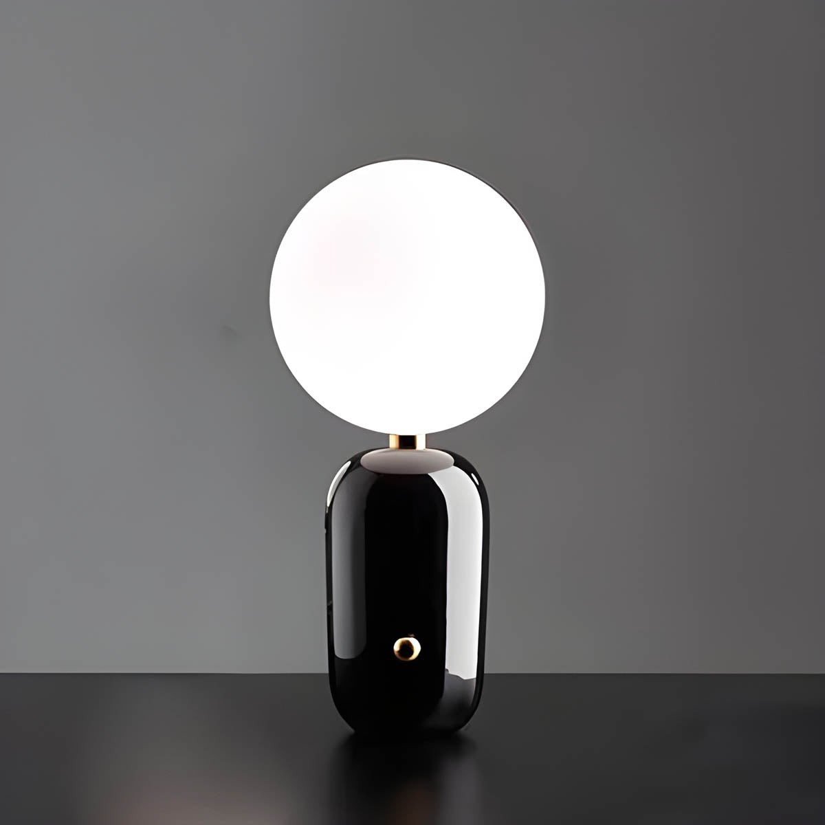 Svala – Postmoderne nordische Nachttischlampe