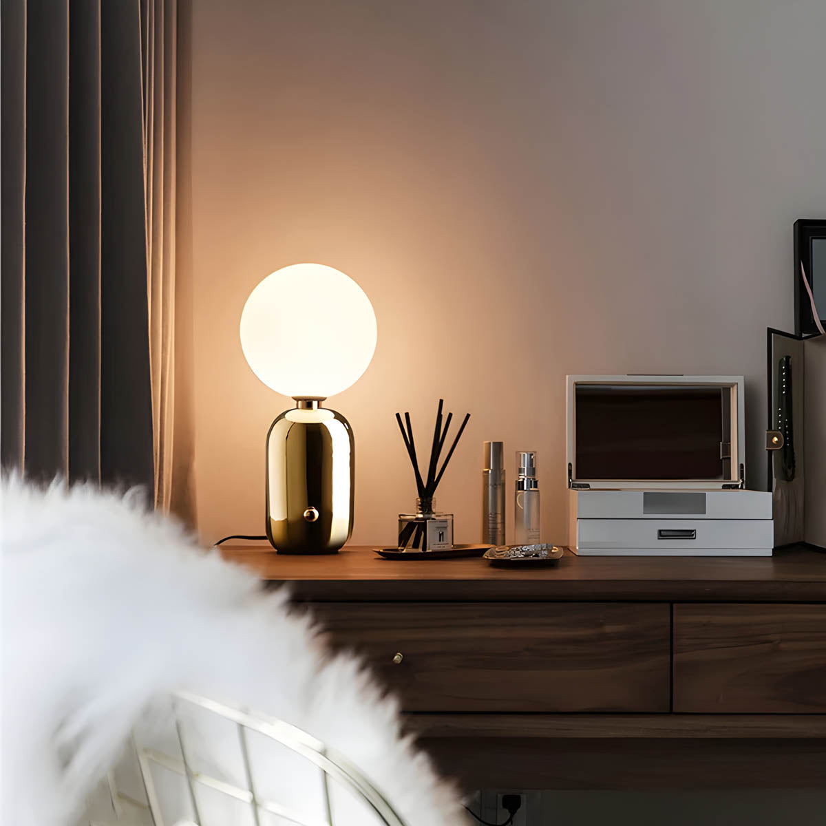 Svala – Postmoderne nordische Nachttischlampe