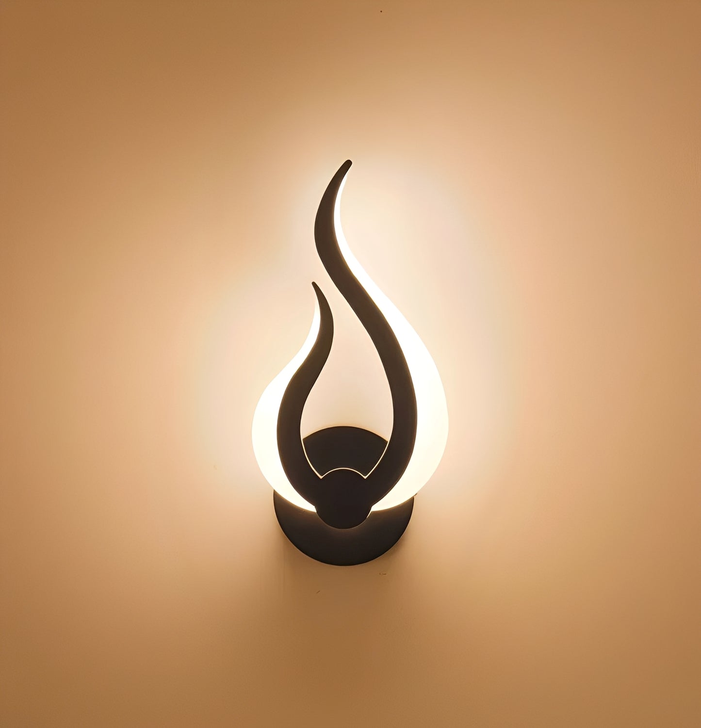 CandleFlicker – Flammenförmige Wandleuchte