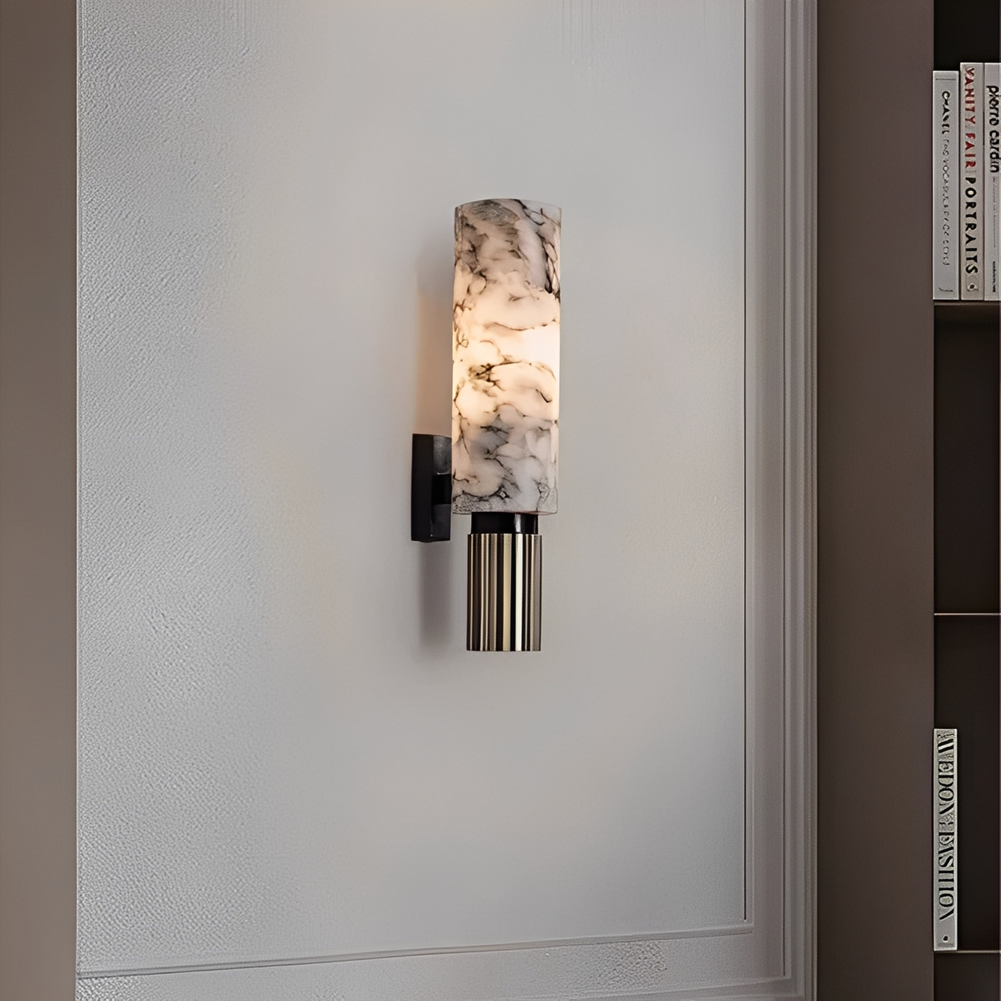 Ayame – Wandlampe aus Spanischem Naturmarmor