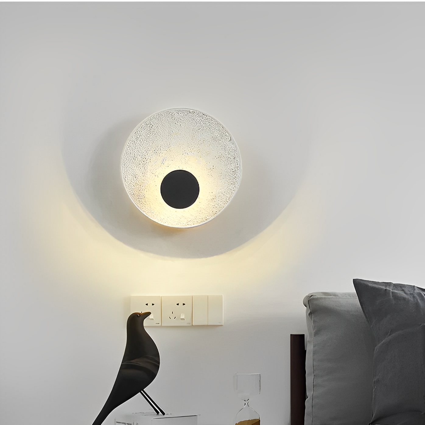 Lunaris – Runde Wandleuchte mit LED und weißem Globus-Design
