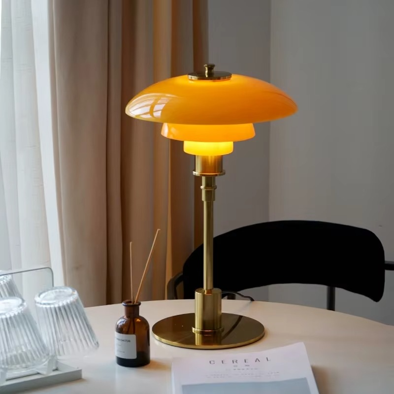 Mara – Künstlerische Tischlampe aus Glas & Schmiedeeisen