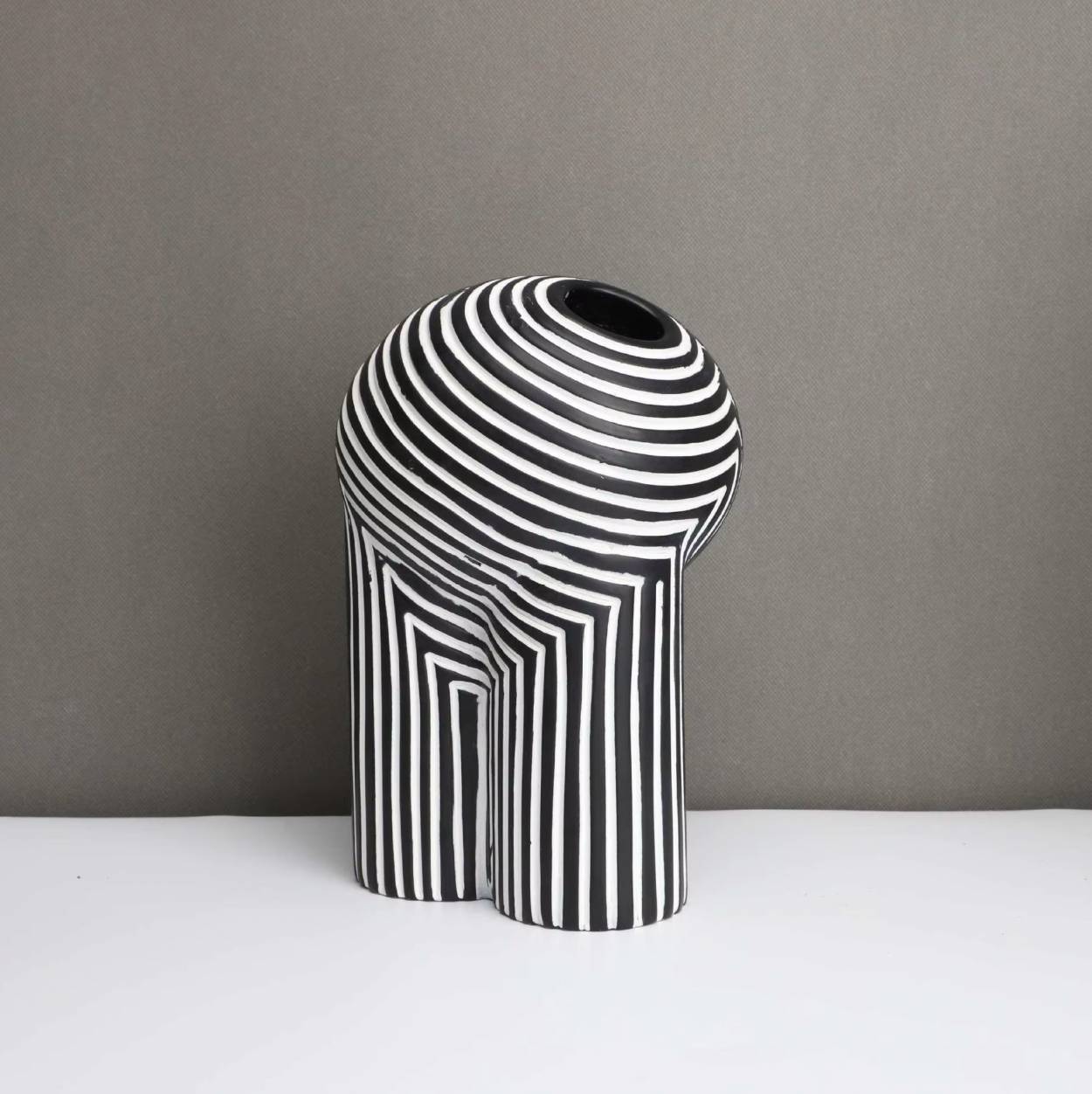 Vivienne – Europäische Vase mit schwarz-weißen Streifen