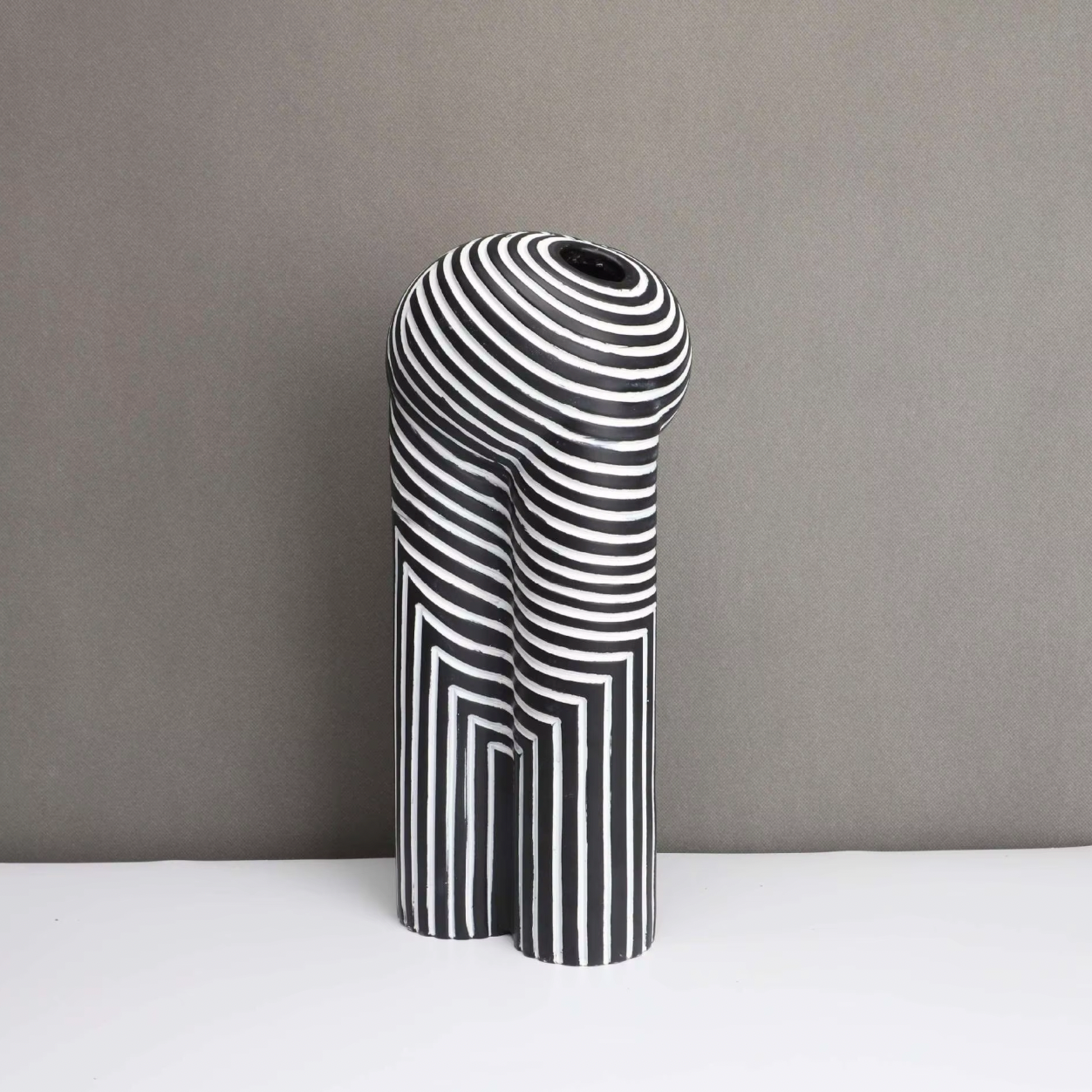 Vivienne – Europäische Vase mit schwarz-weißen Streifen