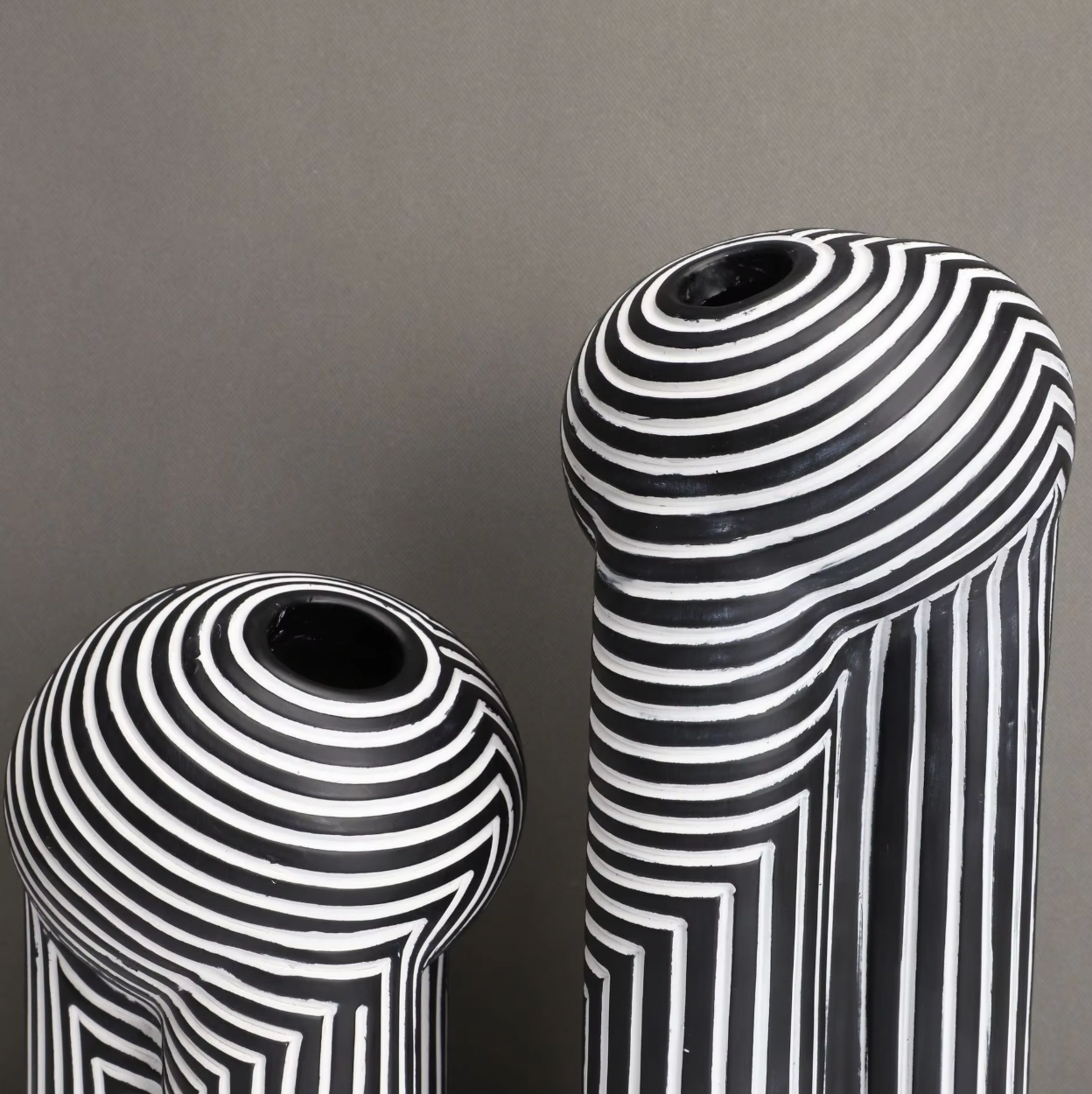 Vivienne – Europäische Vase mit schwarz-weißen Streifen