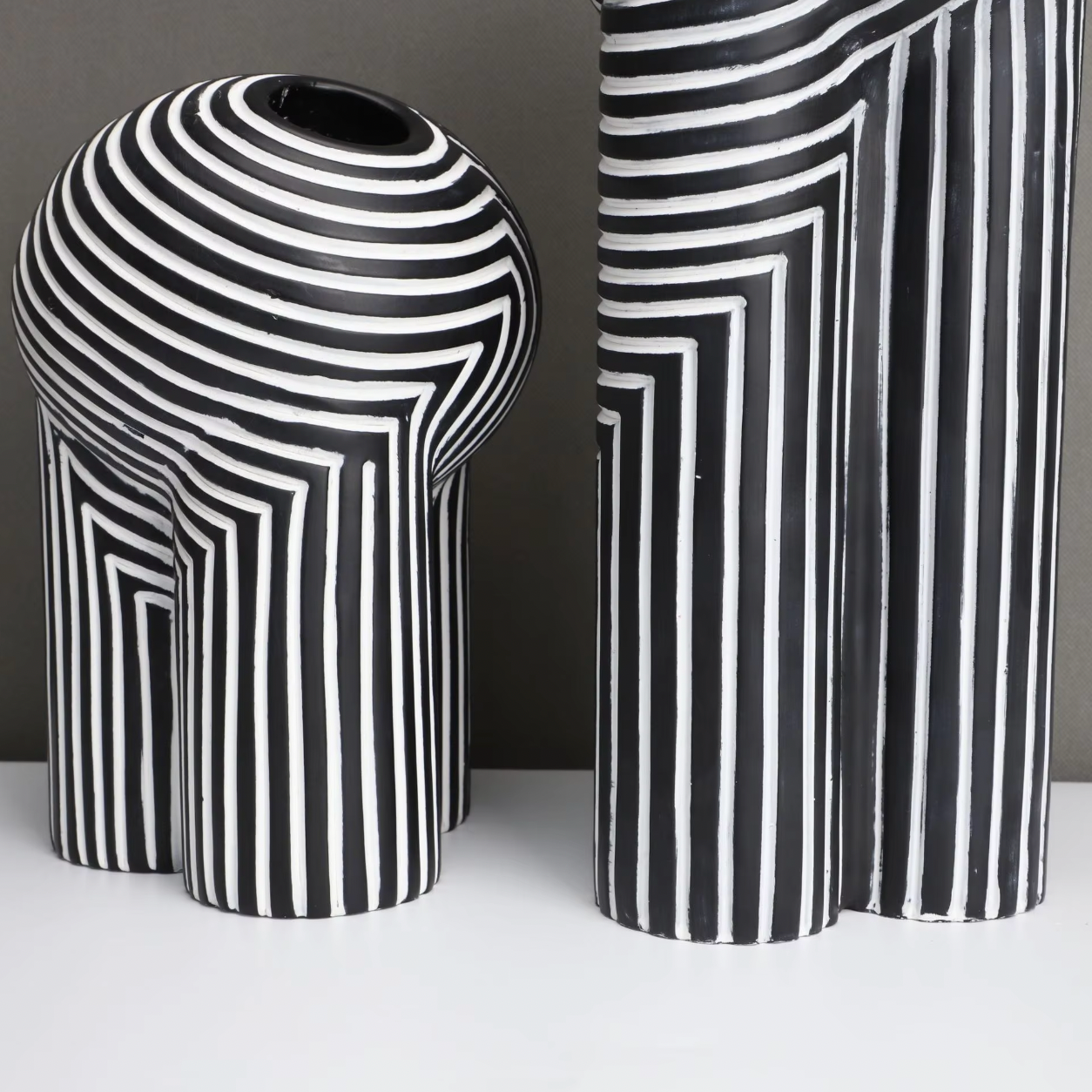 Vivienne – Europäische Vase mit schwarz-weißen Streifen