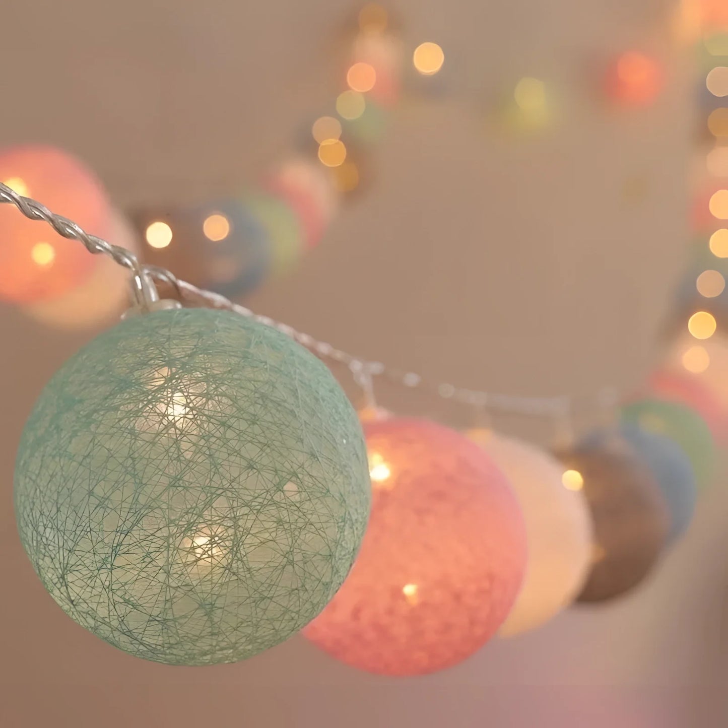 Hazel – Bunte LED-Kugellichterkette aus Baumwolle