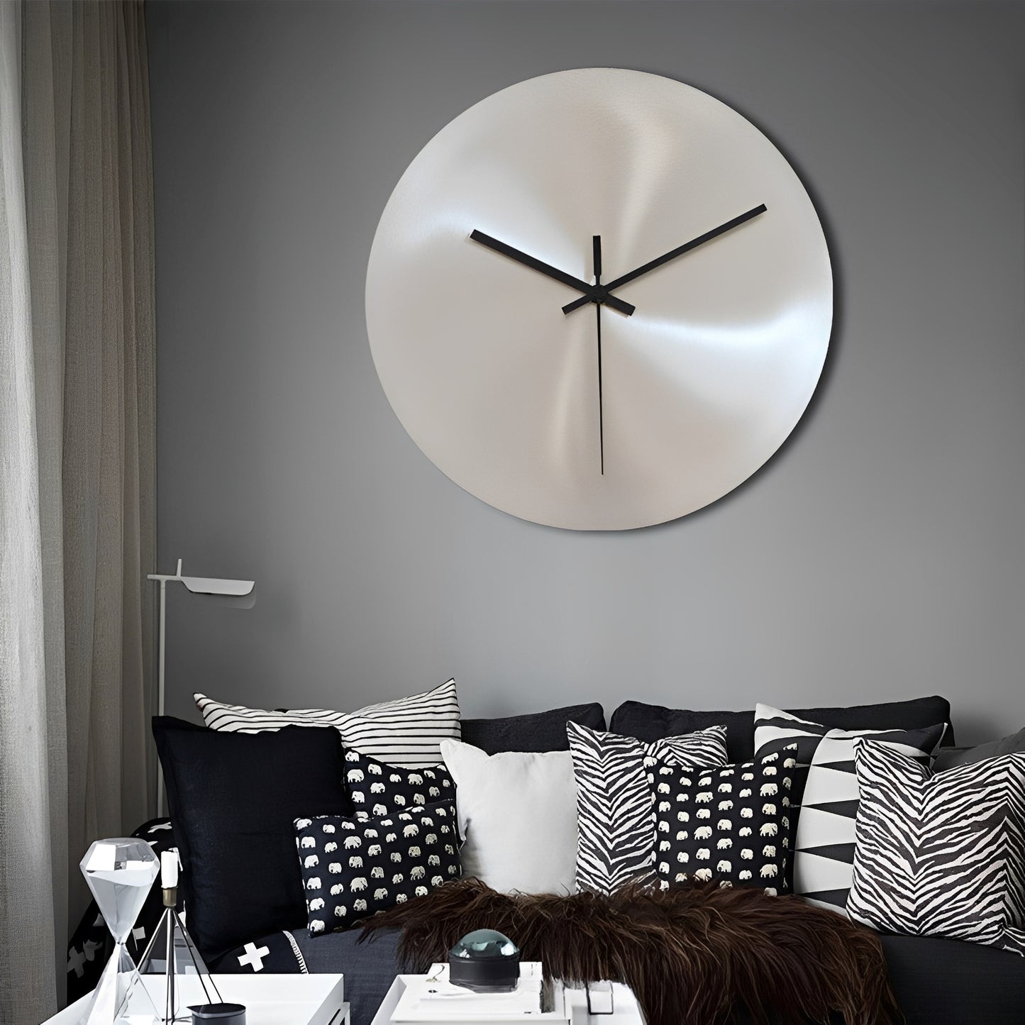 Argentum – Industrielle Wanduhr in Silber