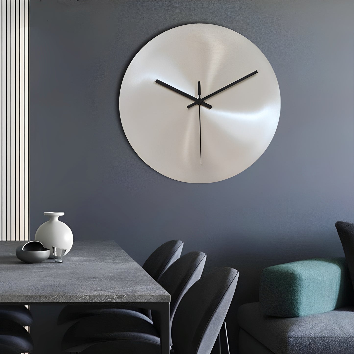 Argentum – Industrielle Wanduhr in Silber