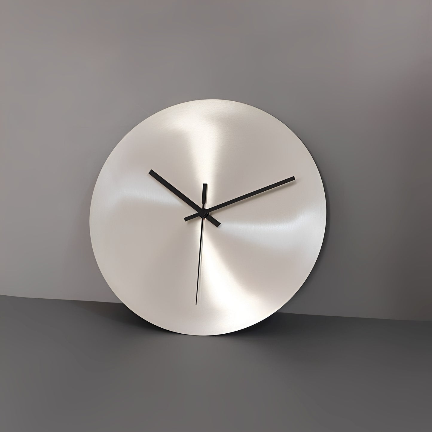 Argentum – Industrielle Wanduhr in Silber