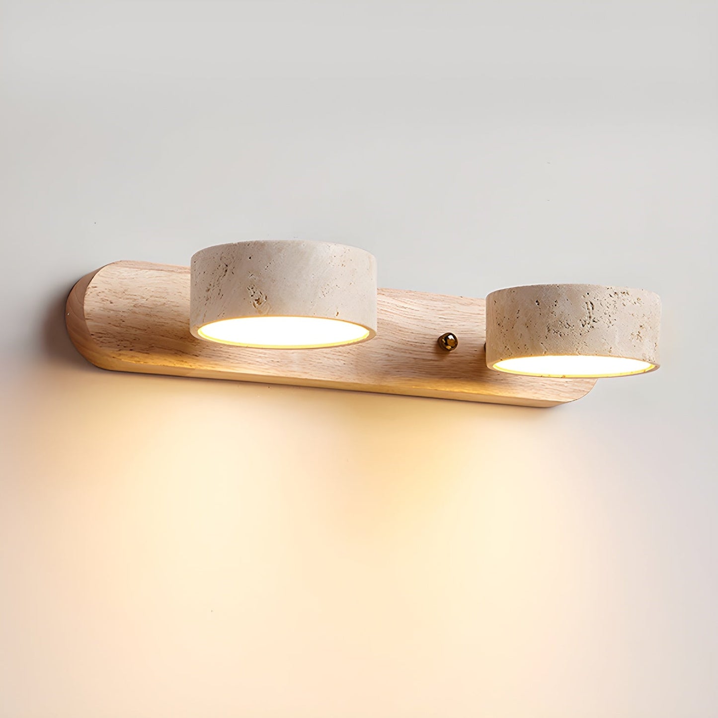 Kira – Wandleuchte aus Holz und Travertin