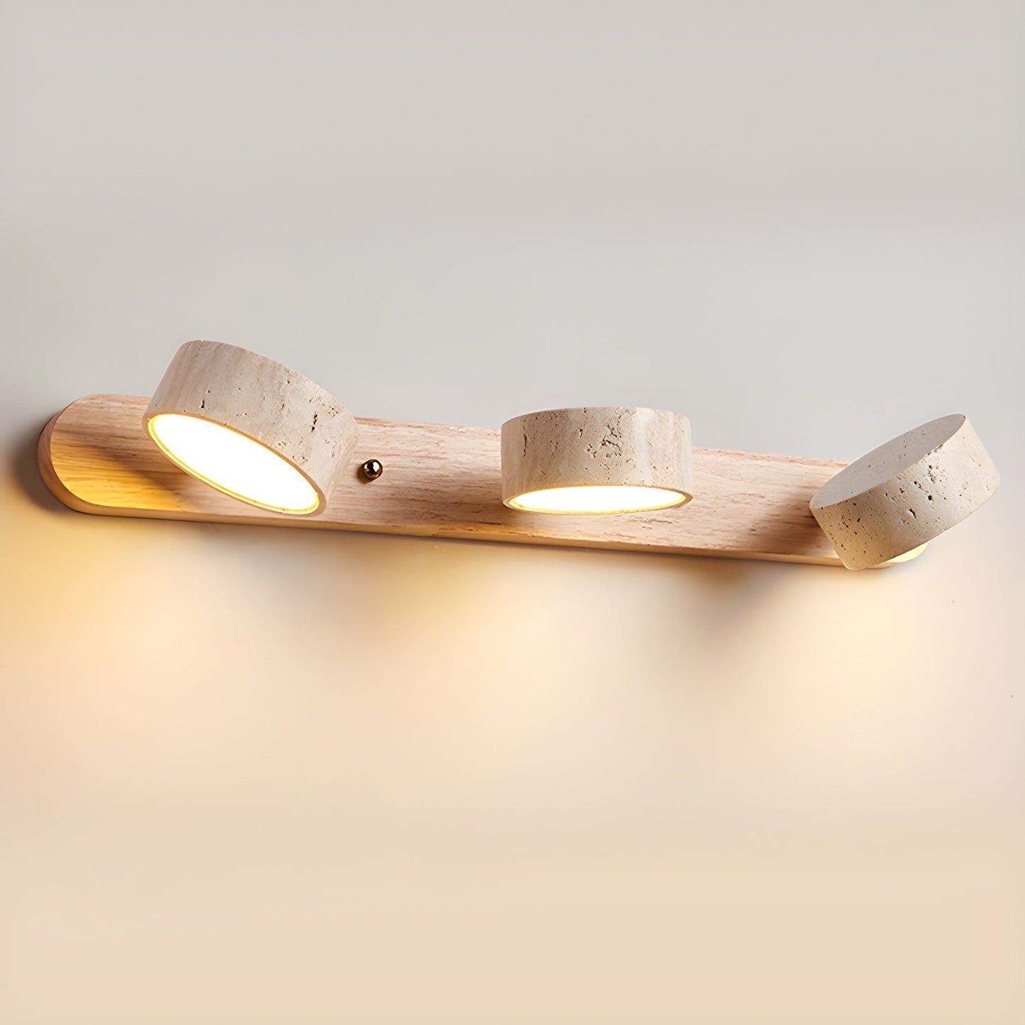 Kira – Wandleuchte aus Holz und Travertin