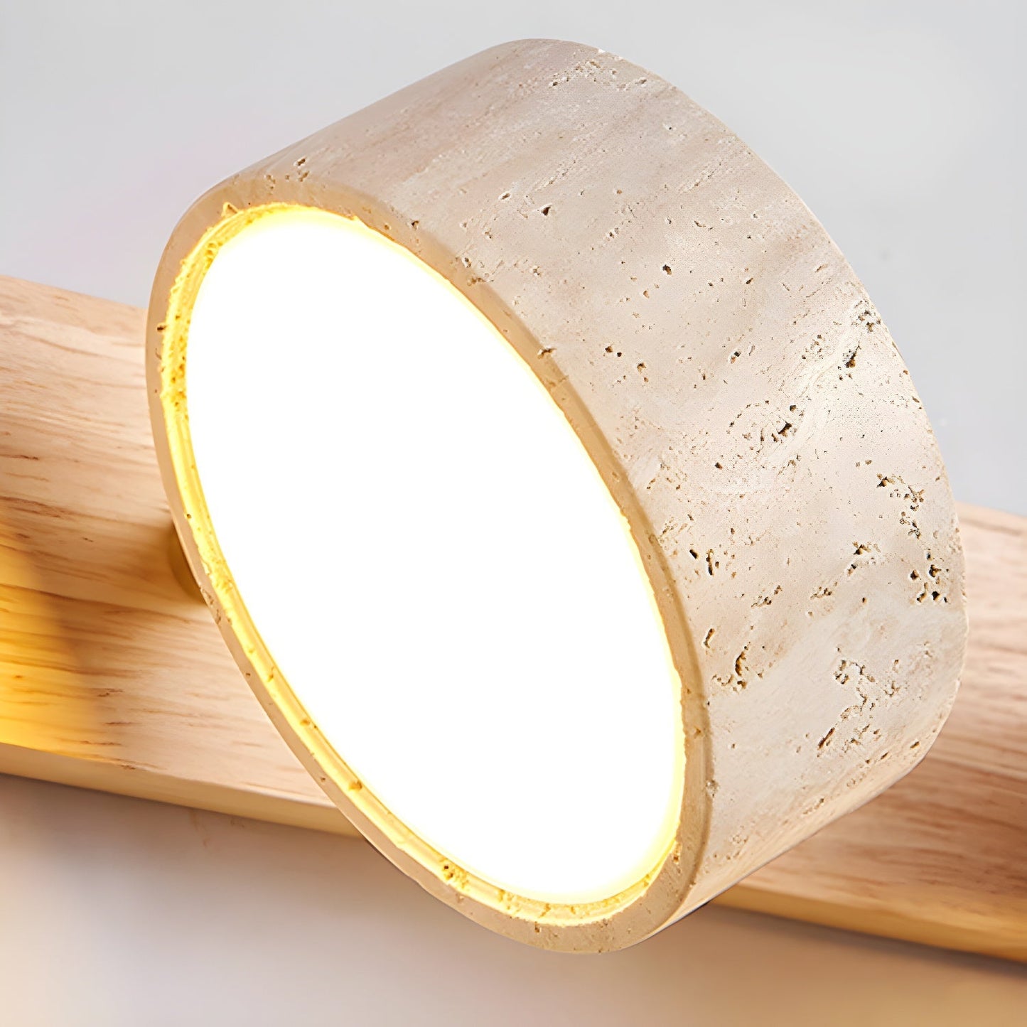 Kira – Wandleuchte aus Holz und Travertin